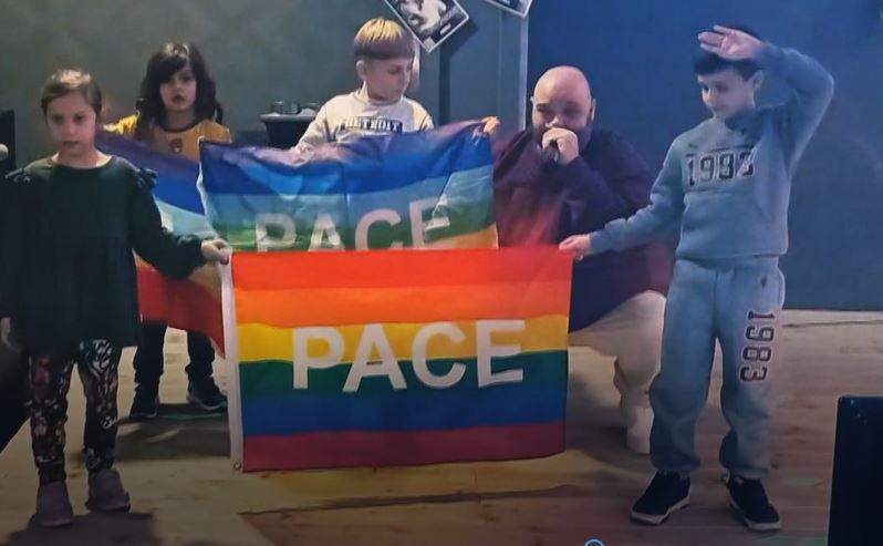 Zeus One sul palco con i bambini a favore della pace nel mondo per "Love For All"